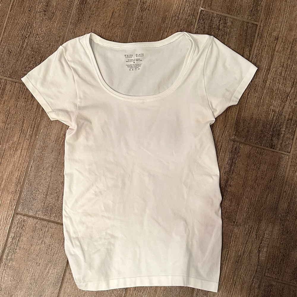 White House/Black Market White Short Sleeve Elevated Sciopneck Tee. Size Medium